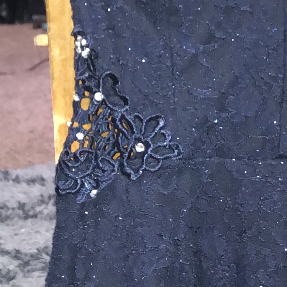 Beautiful 🤩 Juniors lace off the shoulder midi dress 👗 - Picture 5 of 14